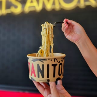 Cacio e Pepe: spaghetti, parmesan, black pepper